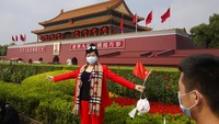 Kawasan Lapangan Tiananmen pun tak ketinggalan jadi destinasi para wisatawan yang berkunjung ke Kota Beijing. AP Photo/Ng Han Guan.