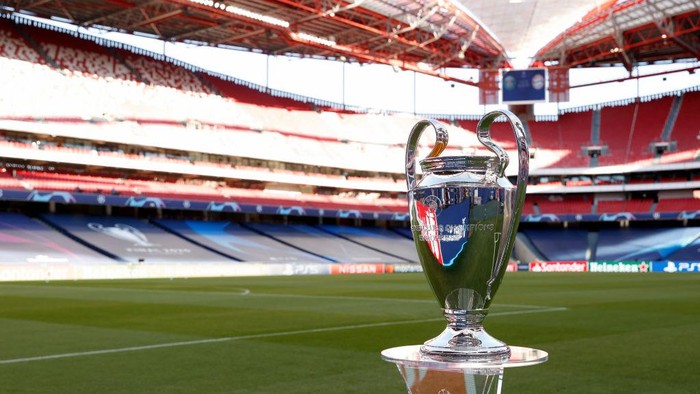 LISBON, PORTUGAL - AUGUST 23: A detailed view of the Champions League Trophy prior to the UEFA Champions League Final match between Paris Saint-Germain and Bayern Munich at Estadio do Sport Lisboa e Benfica on August 23, 2020 in Lisbon, Portugal. (Photo by Matt Childs/Pool via Getty Images)