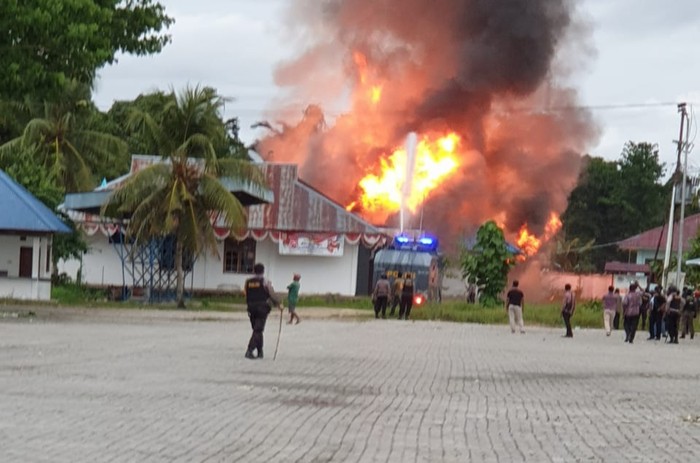 Massa rusak kantor Bupati Keerom, Papua.