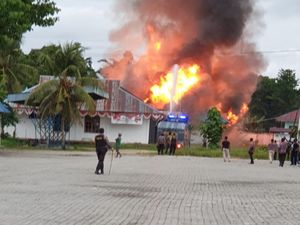Kecewa Hasil CPNS, Massa Rusak Kantor Bupati-Kantor Disnaker Keerom Dibakar