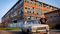 Seperti bekas pabrik mobil VEB Jerman Timur yang dulunya menjadi tempat pembuatan mobil BMW dan Waetburg di Eisenach, Jerman Timur, yang ditutup pada tahun 1991.  