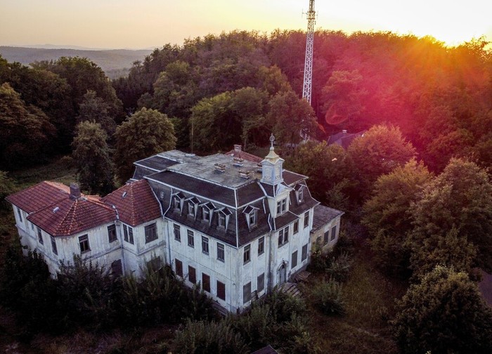 Mengenang Jerman Timur Pasca 3 Dekade Bersatu Lewat Sisa Peninggalan A wrecked and abandoned villa built in 1900 stands in a forest near Eisenach, eastern Germany, Monday, Sept. 21, 2020. Thirty years after Germany was reunited on Oct. 3, 1990, many once-decrepit city centers in the formerly communist east have been painstakingly restored and new factories have sprung up. But many companies and facilities didn't survive the abrupt transition to capitalism. (AP Photo/Michael Probst)