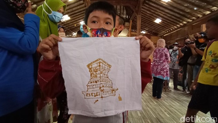 Menyambut Hari Batik Nasional, anak berkebutuhan khusus belajar membatik di Kudus, Kamis (1/10/2020).