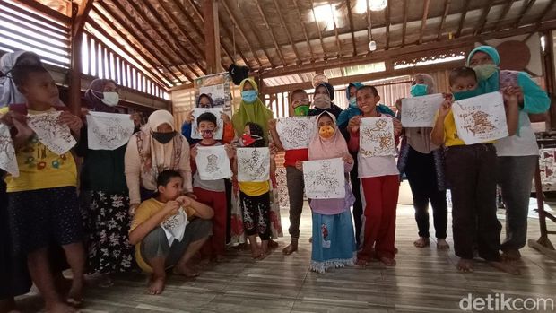 Menyambut Hari Batik Nasional, anak berkebutuhan khusus belajar membatik di Kudus, Kamis (1/10/2020).