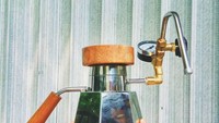 Dia mulai merintis bisnis pembuatan alat kopi sejak 2016 dengan merek Coffeewae. Cara kerja alat buatannya sederhana, yakni cukup menggunakan kompor sehingga tidak membutuhkan listrik.  