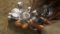 Dirinya pun tak mau menyebut secara gamblang berapa omzet yang diperolehnya. Namun dalam sebulan dia bisa menjual 30 alat kopi. Bisa dibayangkan, jika satunya Rp 3,3 juta lalu dikali 30 maka hasilnya adalah Rp 99 juta.  