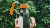 Dia menjelaskan alat ini cocok untuk warung kopi yang minim pasokan listrik. Bisa juga dijadikan backup untuk membuat kopi ketika terjadi pemadaman listrik di sebuah kedai kopi.  
