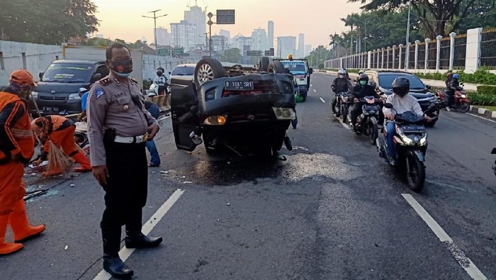 Mobil terbalik di depan Pulau Dua DPR arah Slipi (Foto: dok. TMC Polda Metro)