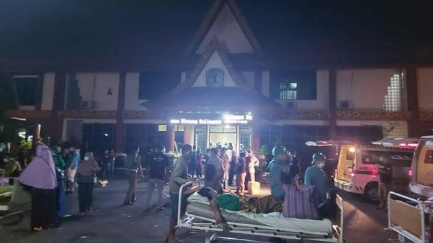 Momen pasien RSUD AM Djoen Sintang dievakuasi imbas kebakaran pasar.