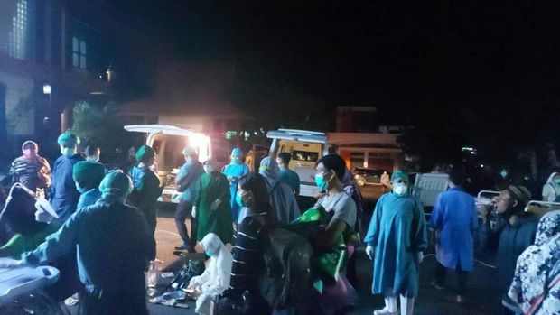 Momen pasien RSUD AM Djoen Sintang dievakuasi imbas kebakaran pasar.
