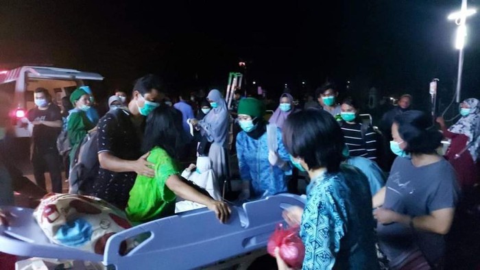 Momen pasien RSUD AM Djoen Sintang dievakuasi imbas kebakaran pasar.
