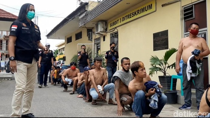 Para pelaku saat diamankan Subdit Jatanras Polda Sumsel (Raja Adil/detikcom).
