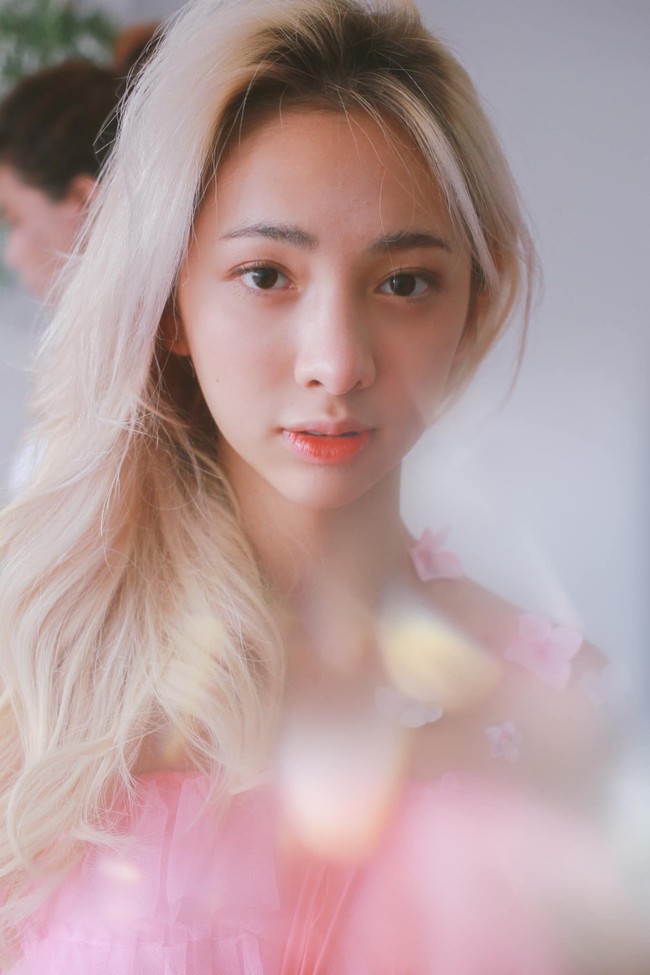 Untuk membayar terapi hormon, Peerada Namwong bekerja dengan menjadi model, endorsement dan bintang iklan. Foto: Facebook Peerada Namwong