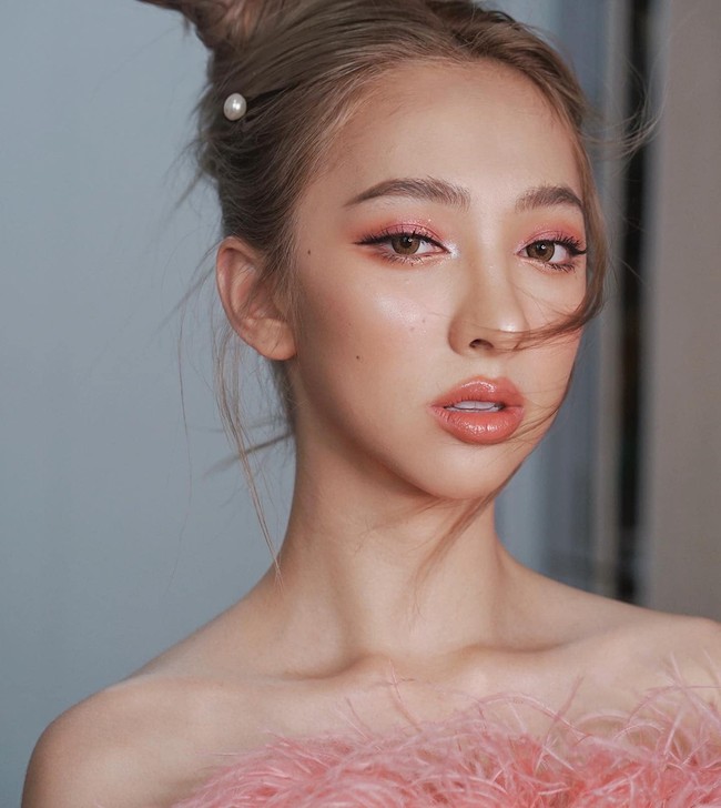 Penampilan selebgram bernama Peerada Namwong tak ada bedanya dengan wanita pada umumnya. Ia tampak cantik dengan senyuman manis dan paras imut. Foto: Facebook Peerada Namwong