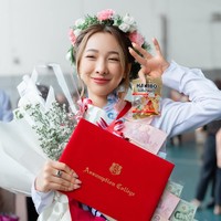 Peerada Namwong lulus SMA pada Agustus tahun ini. Meskipun memakai celana panjang dan dasi, dia tetap tampil feminin dengan makeup tipis, rambut disanggul dan karangan bunga sebagai penghias kepala. Foto: Facebook Peerada Namwong