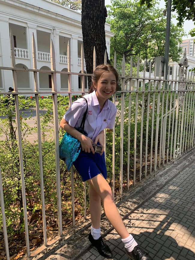 Dia merupakan lulusan Assumption College, sekolah Katolik yang semua muridnya laki-laki. Meskipun berpenampilan selayaknya wanita, Peerada Namwong harus tetap mengikuti aturan busana di sekolahnya. Foto: Facebook Peerada Namwong