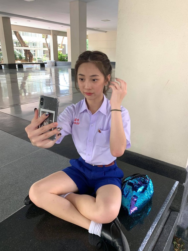 Peerada Namwong mengenakan kemeja putih dan celana pendek, yang mengindikasikan bahwa dia adalah murid laki-laki.  Foto: Facebook Peerada Namwong