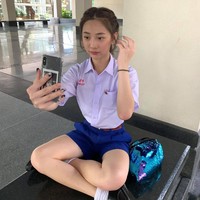 Peerada Namwong mengenakan kemeja putih dan celana pendek, yang mengindikasikan bahwa dia adalah murid laki-laki.  Foto: Facebook Peerada Namwong
