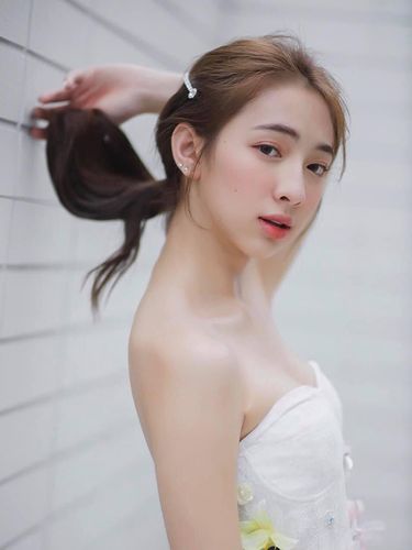 Peerada Namwong, selebgram transgender yang bikin kaget saat pakai baju sekolah.