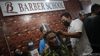 BL Barber School adalah tempat kursus potong rambut yang berpusat di Yogyakarta sejak 2009 dan juga sudah terdaftar sebagai Lembaga Kursus dan Pelatihan di Dinas Pendidikan Bantul.  
