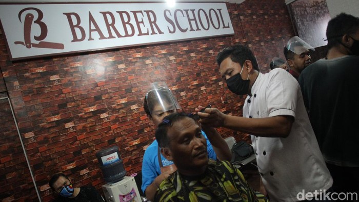 BL Barber School adalah tempat kursus potong rambut yang berpusat di Yogyakarta sejak 2009 dan juga sudah terdaftar sebagai Lembaga Kursus dan Pelatihan di Dinas Pendidikan Bantul.