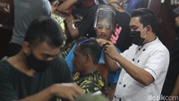 Bagus Larsito (pakaian putih) sedang mengajarkan teknik memotong rambut kepada peserta pelatihan kewirausahaan di BL Barber School, Jomegatan, Yogyakarta, Kamis (1/10/2020).  