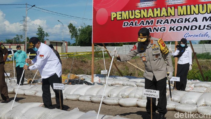 Pemusnahan miras cap tikus di halaman SPN Polda Gorontalo.