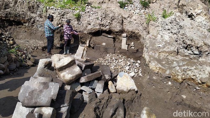 Penambang pasir menemukan susunan batu andesit yang diduga bangunan candi. Bebatuan itu ditemukan di kawasan Magelang.