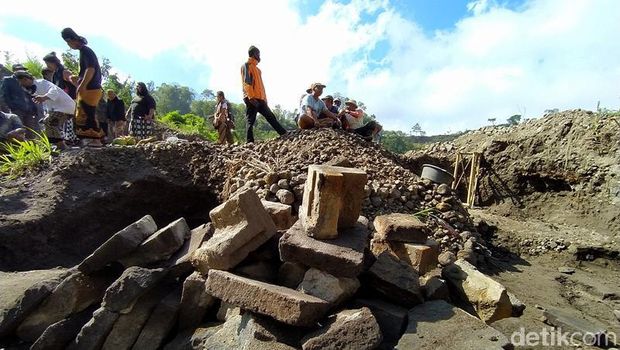 Penambang pasir menemukan susunan batu andesit yang diduga bangunan candi. Bebatuan itu ditemukan di kawasan Magelang.