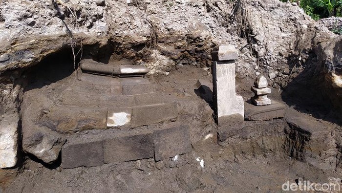 Penambang pasir menemukan susunan batu andesit yang diduga bangunan candi. Bebatuan itu ditemukan di kawasan Magelang.