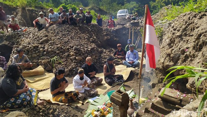 Penghayat Pahoman Sejati di situs candi Magelang.