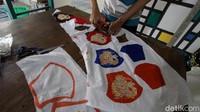 Salah satu kerajinan batik yang cukup banyak digemari masyarakat adalah masker. Selain dapat mengantisipasi penyebaran virus dan bakteri serta polusi udara, masker dengan motif batik yang unik nan menarik juga mampu mempermanis penampilan penggunannya.