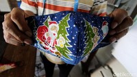 Harga yang dibanderol untuk kerajinan batik itu pun bervariasi. Untuk masker batik harganya Rp 3 ribu hingga Rp 50 ribu. Sementara tas batik dibanderol Rp 25 ribu hingga Rp 70 ribu dan baju batik tulis dibanderol dengan harga Rp 200 ribu.