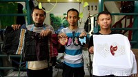 Peminat kerajinan batik buatan para perajin difabel ini pun tak hanya warga lokal. Seorang wisatawan asing asal Amerika pun diketahui membeli masker batik tulis buata para perajin difabel tersebut saat tengah berlibur di Solo sebelum pandemi.