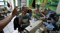 Selain masker, kerajinan batik lain yang diproduksi para perajin difabel di Batik Toeli adalah tas dan juga pakaian.