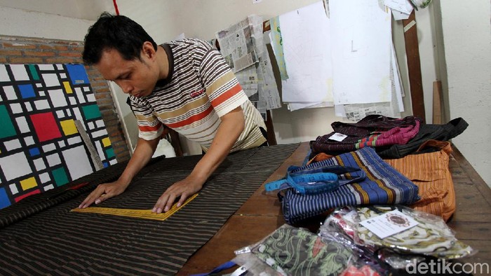 Perajin Difabel di Solo Berkarya Lewat Batik Beragam produk batik di Solo ini dibuat oleh para perajin difabel. Tak tanggung-tanggung, masker batik tulis mereka pun disukai oleh wisatawan asing.