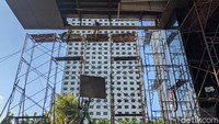 Sejumlah pekerja sedang memperbaiki plafon di lobi gedung KPK, Jakarta, Kamis (1/10/2020).