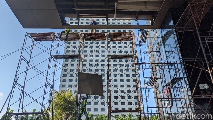 Perbaikan Plafon Lobi KPK yang Jebol Terus Berlanjut Perbaikan atap plafon di Lobi gedung KPK terus berlangsung. Plafon lobi gedung itu jebol imbas hujan deras disertai angin yang guyur Jakarta beberapa waktu lalu
