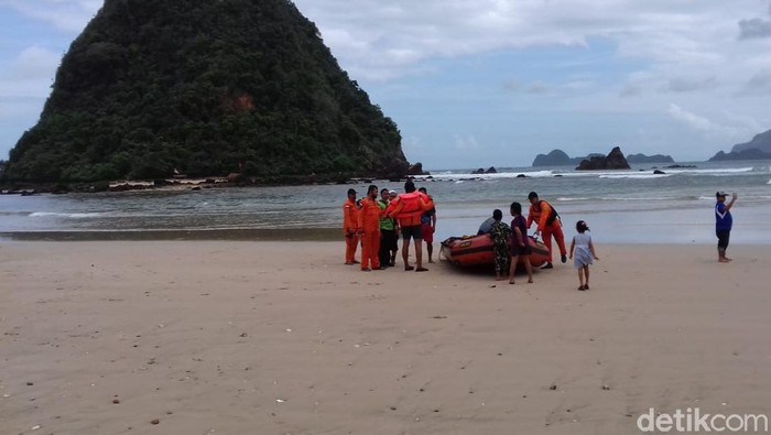 Riset ITB tentang adanya pontensi tsunami setinggi 20 meter membuat resah masyarakat di pesisir pantai Banyuwangi. Warga meminta pemerintah tidak menakut-nakuti masyarakat dengan potensi tsunami.