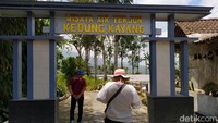 Wisata Air Terjun Kedung Kayang ini berada di Desa Wonolelo, Kecamatan Sawangan, Kabupaten Magelang. Untuk sampai lokasi, jika pengunjung yang datang dari arah Jogja maupun Semarang, sesampainya di kawasan Blabak terus menyusuri jalan menuju Sawangan. Untuk sampai lokasi, pengunjung yang datang dari luar kota bisa meminta bantuan dengan googlemaps. Nantinya dari Jalan Raya Magelang-Selo masuk sekitar 200 meter.