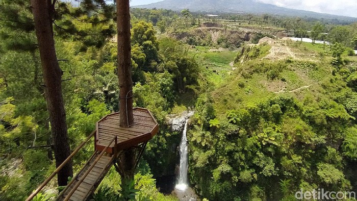 Selain Candi Borobudur, Magelang juga punya destinasi wisata alam yang cukup mempesona yakni Air Terjun Kedung Kayang. Seperti apa potretnya?