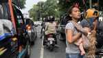 Potret Ibu Gendong Anak Saat Ngamen di Jalanan