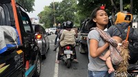 Mengamen kerap dilakukan sejumlah orang untuk bertahan hidup di tengah kerasnya Ibu Kota Jakarta. Tak jarang sejumlah ibu membawa serta anaknya saat mengamen di jalanan.