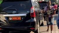 Satu per satu pengendara dihampiri oleh mereka saat lampu lalu lintas berwarna merah.