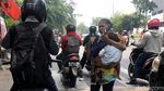 Potret Ibu Gendong Anak Saat Ngamen di Jalanan
