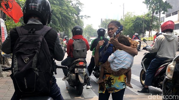 Potret Ibu Gendong Anak Saat Ngamen di Jalanan