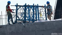 Para pekerja tengah mengerjakan pembangunan tiang kontruksi untuk kereta sudah terpasang.
