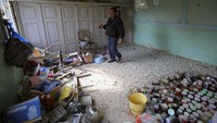 Warga sipil turut jadi korban. Mereka harus mengungsi dan mendapati rumahnya rusak akibat perang.