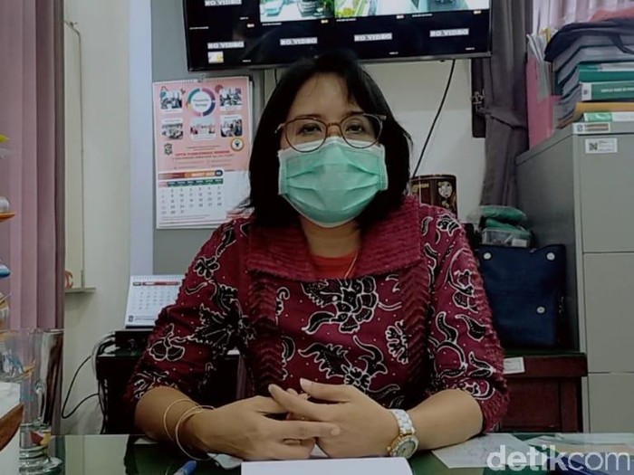 Tiga petugas Satgas COVID-19 di Surabaya dilumuri kotoran oleh istri pasien positif COVID-19. Mereka heran mengapa yang bersangkutan sampai menyiapkan kotoran tersebut.