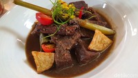 Semur daging bisa dibuat dengan tambahan kentang atau telur. Kuahnya bisa dibuat kental sehingga makin meresap dalam daging. Beirkut ini resep membuat semur daging istimewa. Foto: detikfood